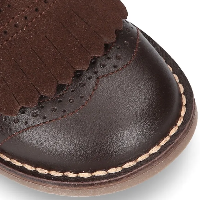 Zapatito tipo blucher con lengüeta con flecos y picados en piel combinada.
