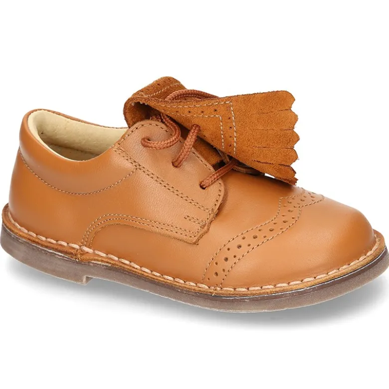 Zapatito tipo blucher con lengüeta con flecos y picados en piel combinada.