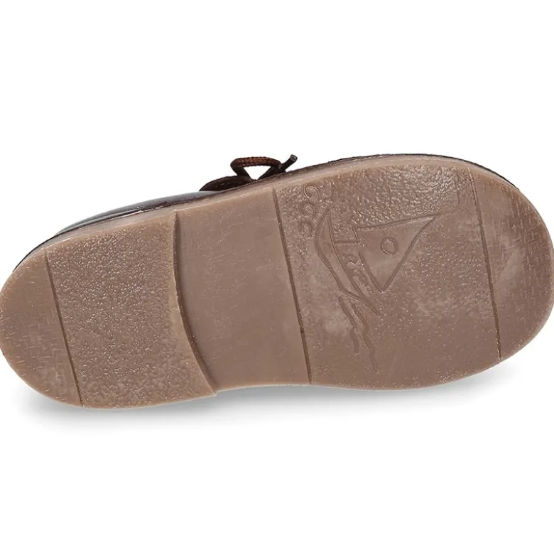 Zapatito tipo blucher con lengüeta con flecos y picados en piel combinada.