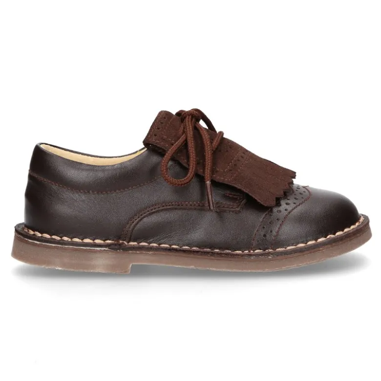 Zapatito tipo blucher con lengüeta con flecos y picados en piel combinada.