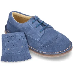 Zapatito tipo Blucher con lengüeta con flecos y picados en serraje.