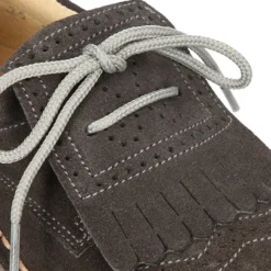 Zapatito tipo Blucher con lengüeta con flecos y picados en serraje.