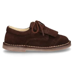 Zapatito tipo Blucher con lengüeta con flecos y picados en serraje.
