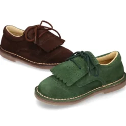 Zapatito tipo Blucher con lengüeta con flecos y picados en serraje.
