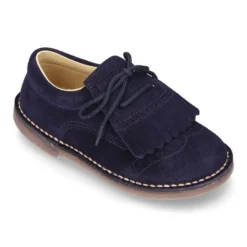 Zapatito tipo Blucher con lengüeta con flecos y picados en serraje.