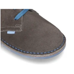Zapatito tipo blucher con lengüeta, cordones y suela combinado en piel serraje.