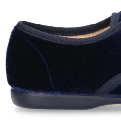 Zapatito tipo Blucher en terciopelo con lazos para mayores.