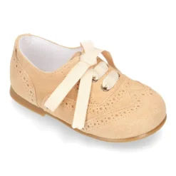 Zapatito tipo Blucher niño con lazo y picados en serraje.