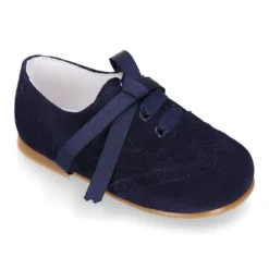 Zapatito tipo Blucher niño con lazo y picados en serraje.