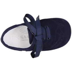 Zapatito tipo Blucher niño con lazo y picados en serraje.