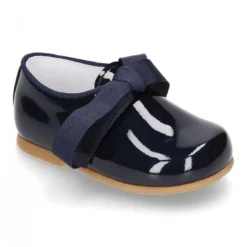Zapatito tipo Blucher niño en piel charol con lazos.
