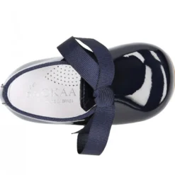 Zapatito tipo Blucher niño en piel charol con lazos.