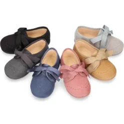 Zapatito tipo Blucher niños con lazos y picados en Serratex.