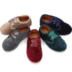 Zapatito tipo Blucher niños en terciopelo con cristalitos para peques.