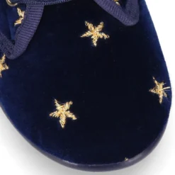 Zapatito tipo Blucher niños en terciopelo con ESTRELLAS bordadas.