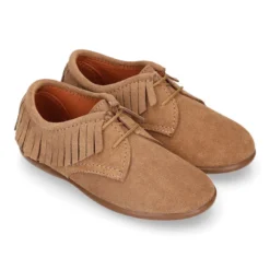 Zapatito tipo Blucher Niños y Niñas con flecos y cordones en piel serraje.