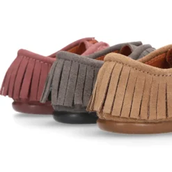 Zapatito tipo Blucher Niños y Niñas con flecos y cordones en piel serraje.