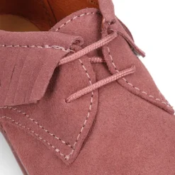 Zapatito tipo Blucher Niños y Niñas con flecos y cordones en piel serraje.