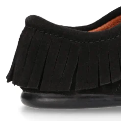 Zapatito tipo Blucher Niños y Niñas con flecos y cordones en piel serraje en color negro.