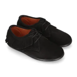 Zapatito tipo Blucher Niños y Niñas con flecos y cordones en piel serraje en color negro.