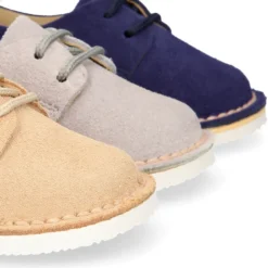 Zapatito tipo blucher primavera con cordones en serraje.