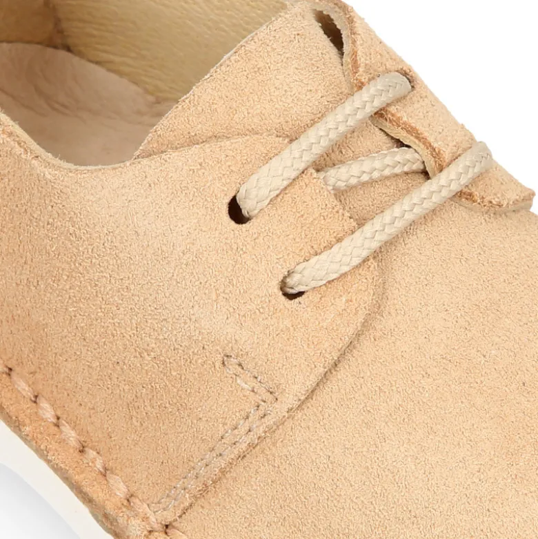 Zapatito tipo blucher primavera con cordones en serraje.