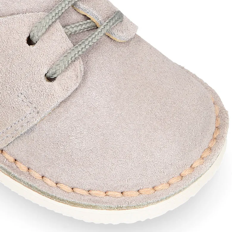 Zapatito tipo blucher primavera con cordones en serraje.