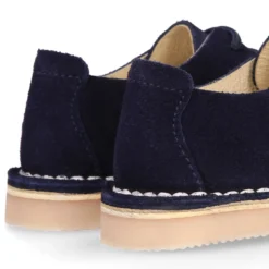 Zapatito tipo blucher primavera con picados en serraje.