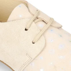Zapatito tipo Blucher primavera con cordones en serraje con destellos.