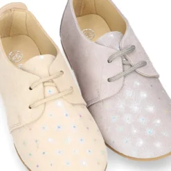 Zapatito tipo Blucher primavera con cordones en serraje con destellos.