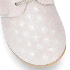 Zapatito tipo Blucher primavera con cordones en serraje con destellos.