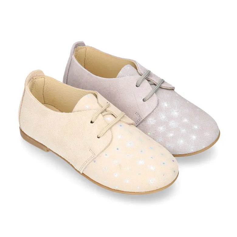 Zapatito tipo Blucher primavera con cordones en serraje con destellos.