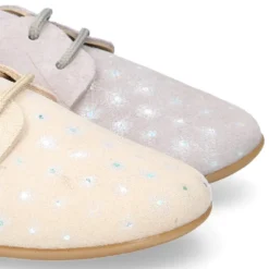 Zapatito tipo Blucher primavera con cordones en serraje con destellos.