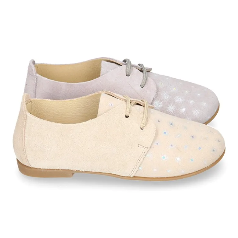Zapatito tipo Blucher primavera con cordones en serraje con destellos.