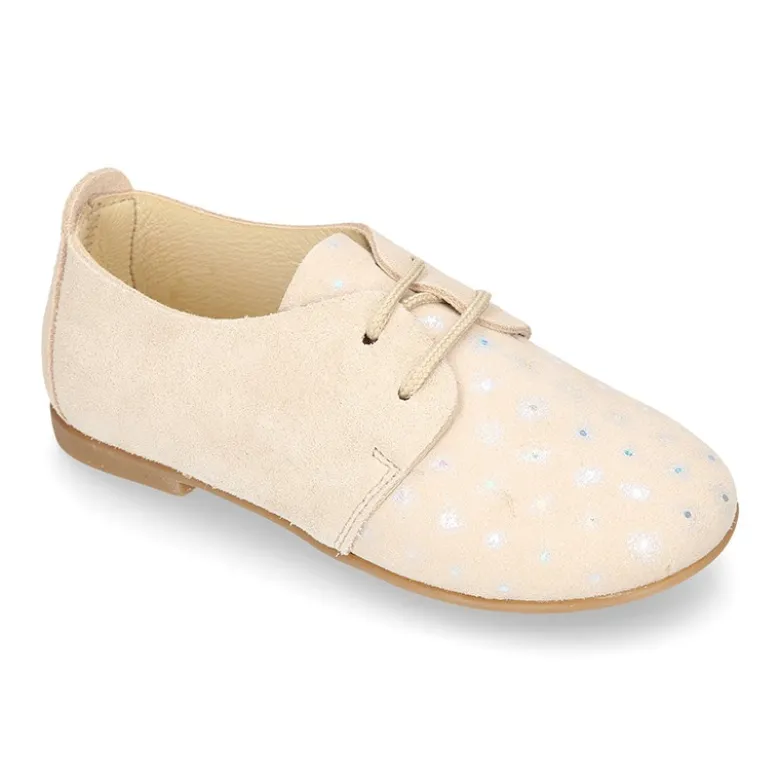 Zapatito tipo Blucher primavera con cordones en serraje con destellos.