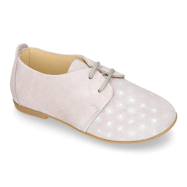 Zapatito tipo Blucher primavera con cordones en serraje con destellos.