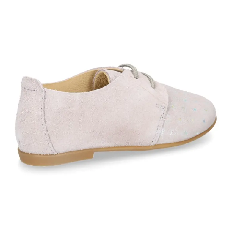 Zapatito tipo Blucher primavera con cordones en serraje con destellos.