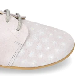 Zapatito tipo Blucher primavera con cordones en serraje con destellos.