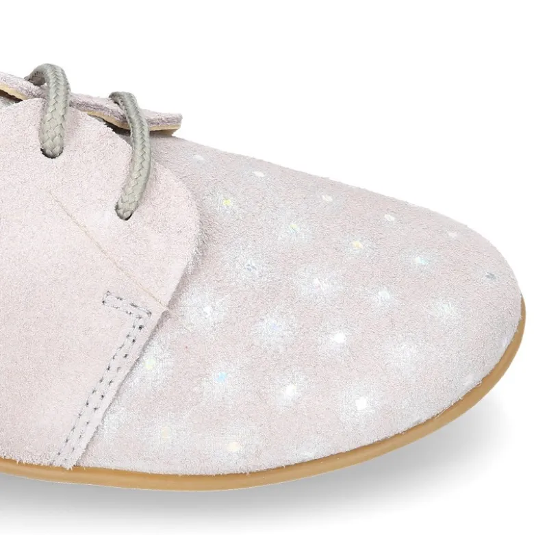 Zapatito tipo Blucher primavera con cordones en serraje con destellos.