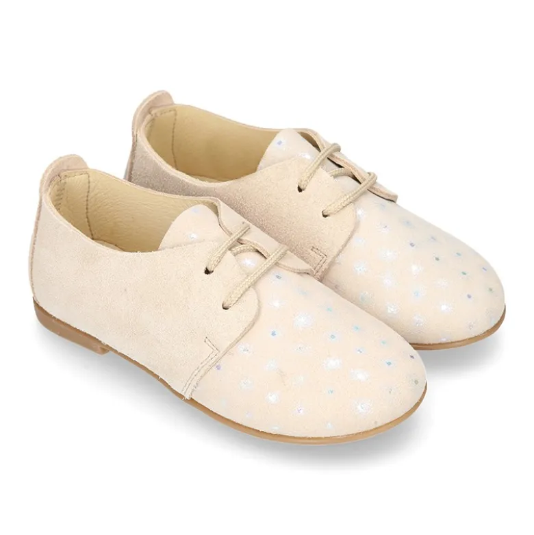 Zapatito tipo Blucher primavera con cordones en serraje con destellos.