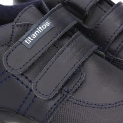 Zapatito tipo deportivo para primeros pasos sin cordones en piel lavable.