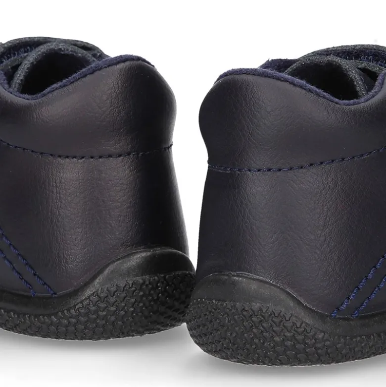 Zapatito tipo deportivo para primeros pasos sin cordones en piel lavable.