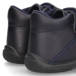 Zapatito tipo deportivo para primeros pasos sin cordones en piel lavable.