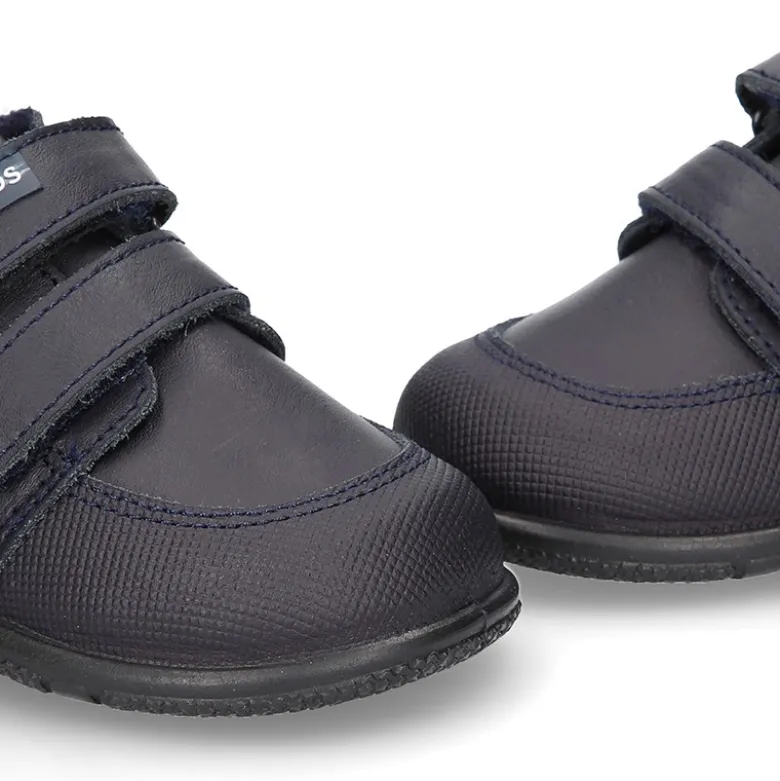 Zapatito tipo deportivo para primeros pasos sin cordones en piel lavable.