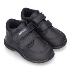 Zapatito tipo deportivo para primeros pasos sin cordones en piel lavable.