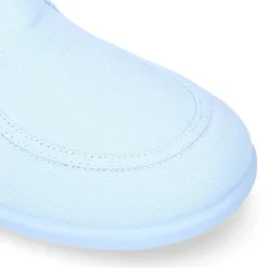 Zapatito tipo walabi con cordones en lona piqué.