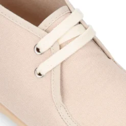 Zapatito tipo walabi con cordones en lona piqué.
