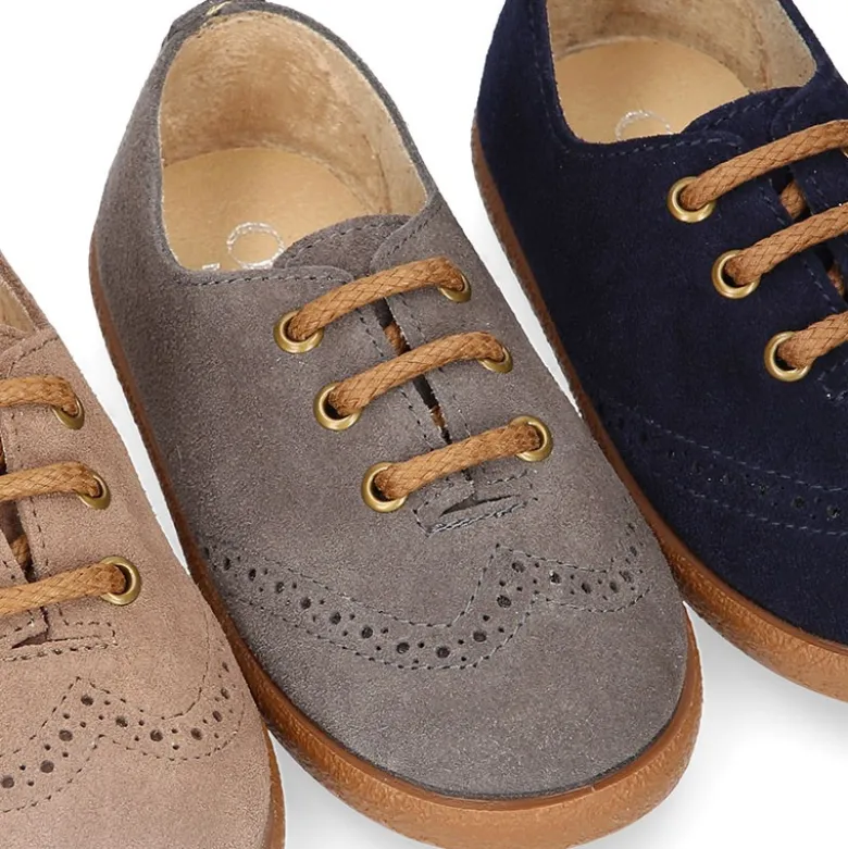 Zapato blucher para niño con cordones y picados en piel serraje