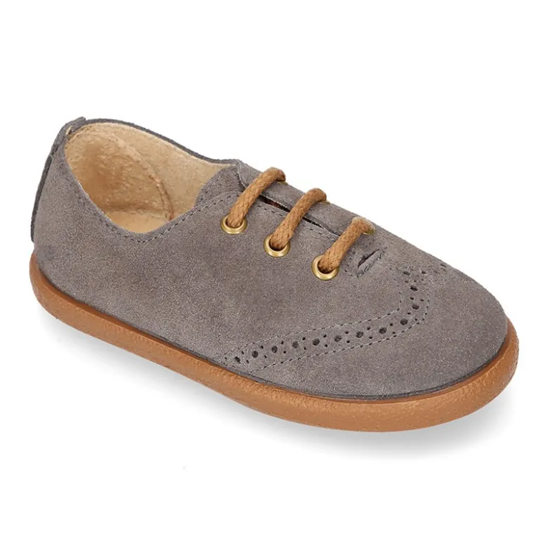 Zapato blucher para niño con cordones y picados en piel serraje