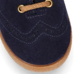 Zapato blucher para niño con cordones y picados en piel serraje